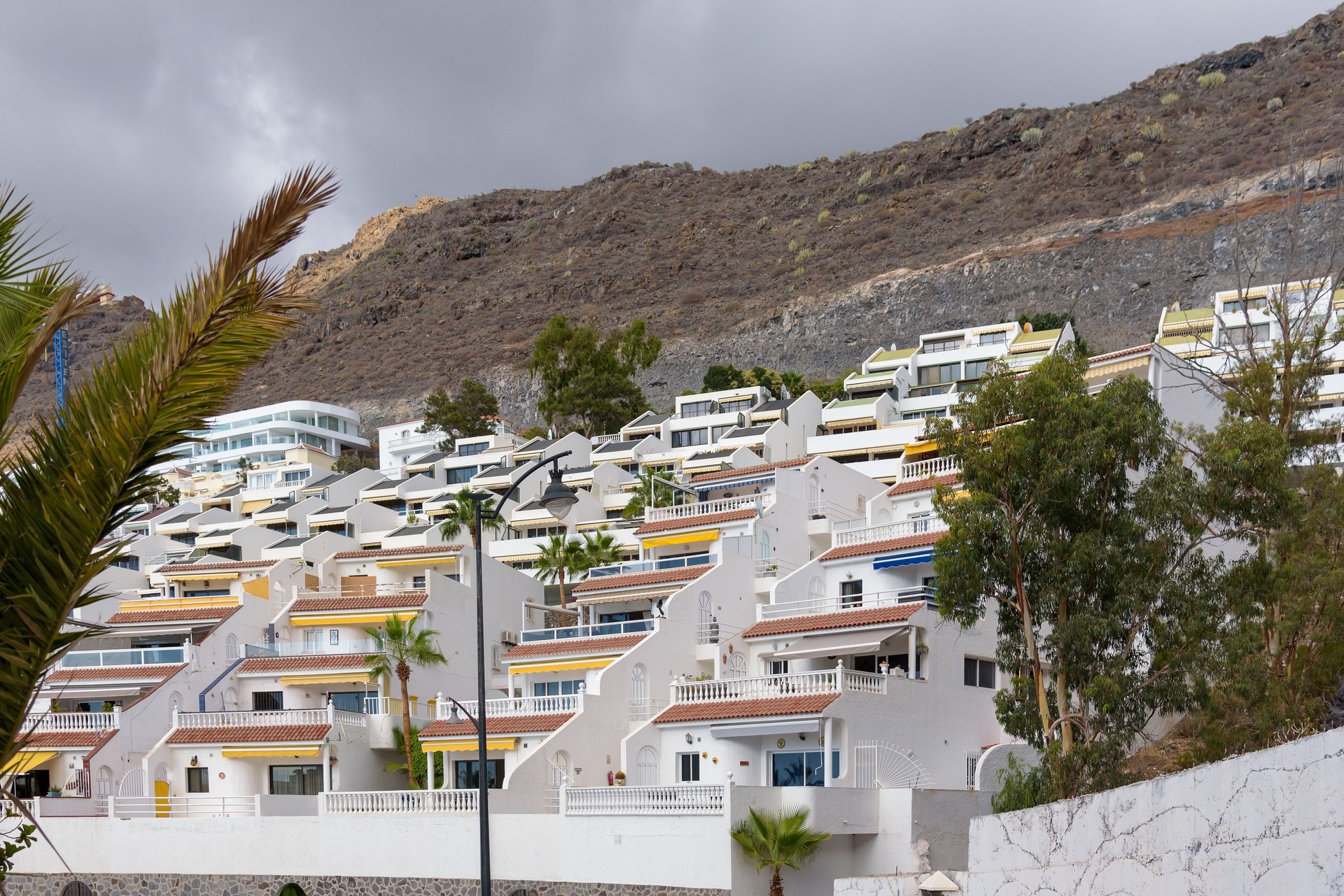 Edificios residenciales a los pies del acantilado en Los Gigantes